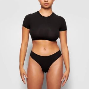Skims fits everybody super cropped t-shirt in (ONYX)